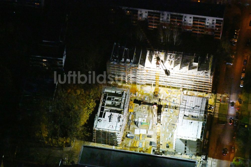 Potsdam bei Nacht von oben - Nachtluftbild Baustelle zum Neubau einer Mehrfamilienhaus-Wohnanlage durch die Märkische Bau Union GmbH + Co KG im Ortsteil Waldstadt in Potsdam im Bundesland Brandenburg, Deutschland