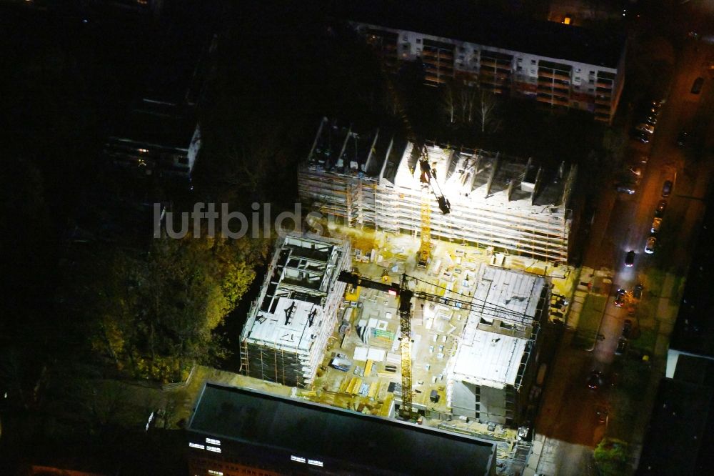 Potsdam bei Nacht aus der Vogelperspektive: Nachtluftbild Baustelle zum Neubau einer Mehrfamilienhaus-Wohnanlage durch die Märkische Bau Union GmbH + Co KG im Ortsteil Waldstadt in Potsdam im Bundesland Brandenburg, Deutschland