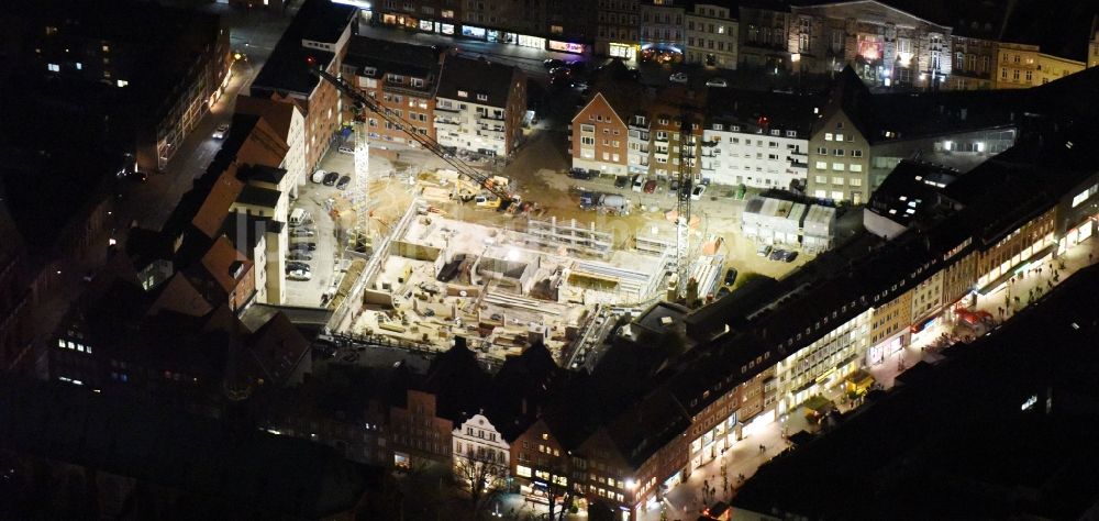 Nacht-Luftaufnahme Lübeck - Nachtluftbild Baustelle zum Neubau einer Mehrfamilienhaus-Wohnanlage am Gründungsviertel der Grundstücksgesellschaft TRAVE mbH in Lübeck im Bundesland Schleswig-Holstein