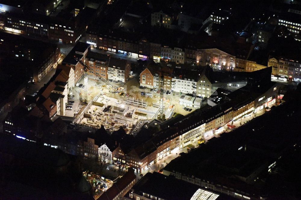 Lübeck bei Nacht von oben - Nachtluftbild Baustelle zum Neubau einer Mehrfamilienhaus-Wohnanlage am Gründungsviertel der Grundstücksgesellschaft TRAVE mbH in Lübeck im Bundesland Schleswig-Holstein