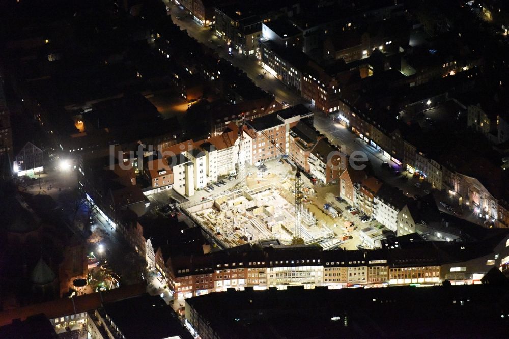 Nacht-Luftaufnahme Lübeck - Nachtluftbild Baustelle zum Neubau einer Mehrfamilienhaus-Wohnanlage am Gründungsviertel der Grundstücksgesellschaft TRAVE mbH in Lübeck im Bundesland Schleswig-Holstein