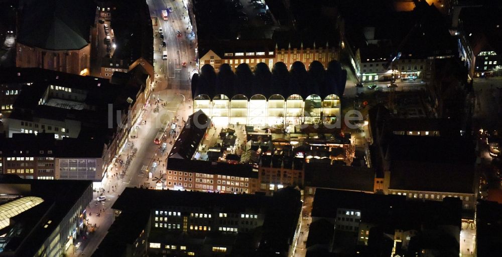 Lübeck bei Nacht aus der Vogelperspektive: Nachtluftbild Baustelle zum Neubau einer Mehrfamilienhaus-Wohnanlage am Gründungsviertel der Grundstücksgesellschaft TRAVE mbH in Lübeck im Bundesland Schleswig-Holstein