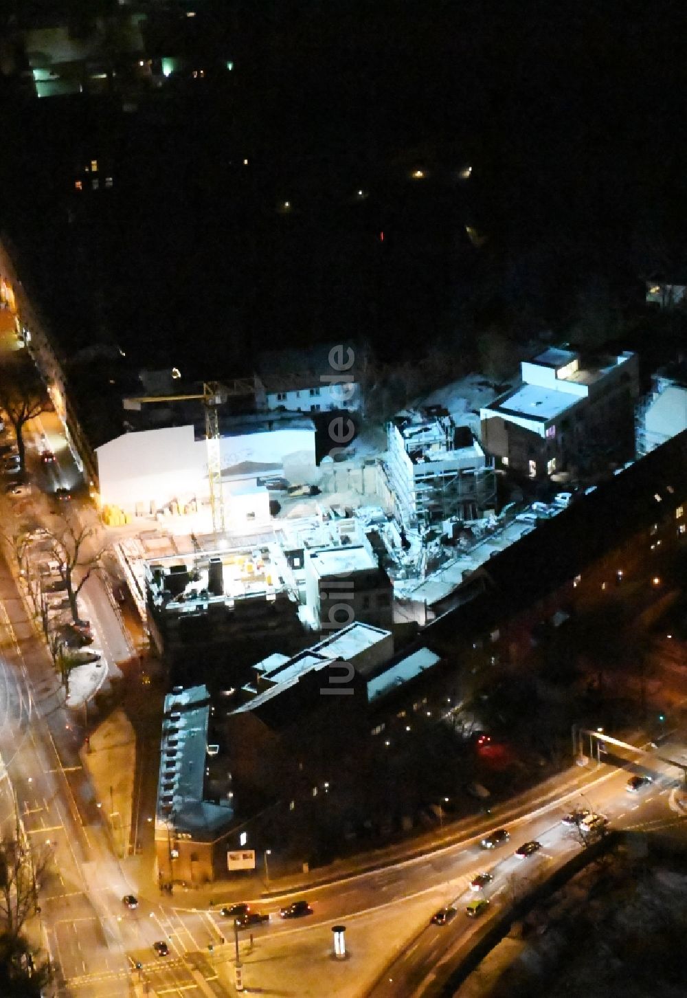 Potsdam bei Nacht aus der Vogelperspektive: Nachtluftbild Baustelle zum Neubau einer Mehrfamilienhaus-Wohnanlage Heinrich-Mann-Allee - Friedrich-Engels-Straße im Ortsteil Innenstadt in Potsdam im Bundesland Brandenburg