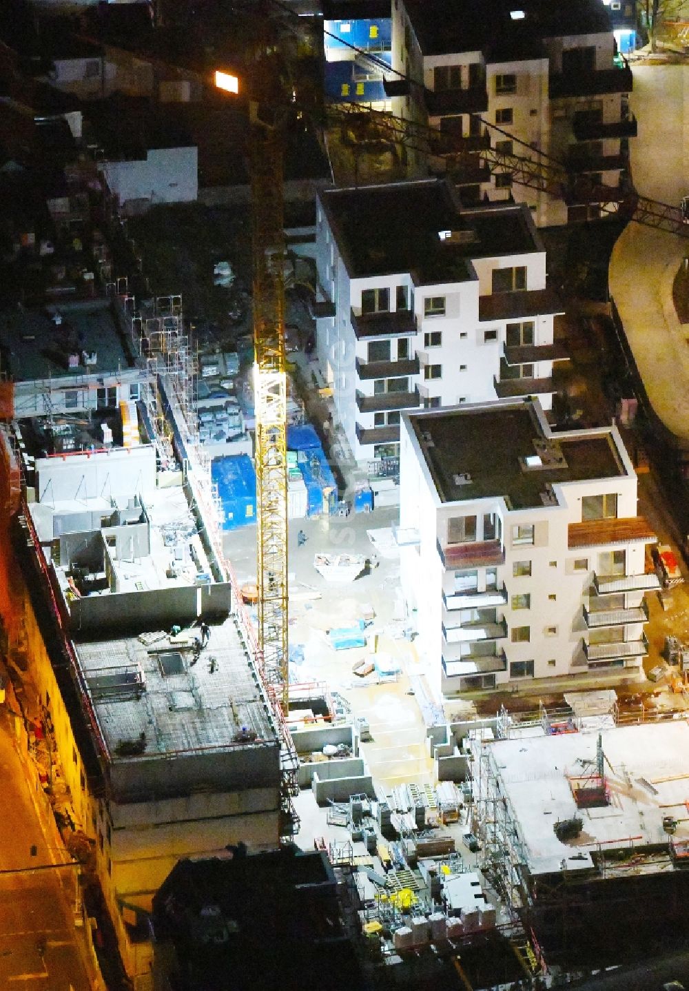 Berlin bei Nacht aus der Vogelperspektive: Nachtluftbild Baustelle zum Neubau einer Mehrfamilienhaus-Wohnanlage Das Lichtenhain im Ortsteil Lichtenberg in Berlin, Deutschland