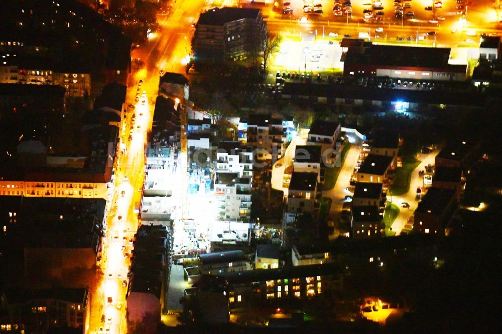 Nachtluftbild Berlin - Nachtluftbild Baustelle zum Neubau einer Mehrfamilienhaus-Wohnanlage Das Lichtenhain im Ortsteil Lichtenberg in Berlin, Deutschland