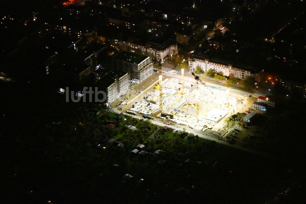 Berlin bei Nacht von oben - Nachtluftbild Baustelle zum Neubau einer Mehrfamilienhaus-Wohnanlage Maximilians Quartier im Ortsteil Schmargendorf in Berlin, Deutschland