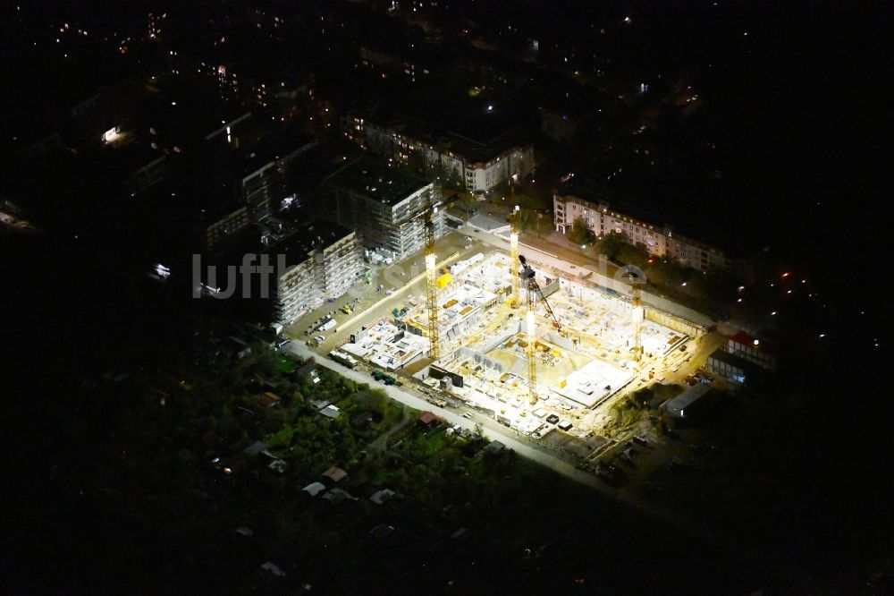 Berlin bei Nacht aus der Vogelperspektive: Nachtluftbild Baustelle zum Neubau einer Mehrfamilienhaus-Wohnanlage Maximilians Quartier im Ortsteil Schmargendorf in Berlin, Deutschland