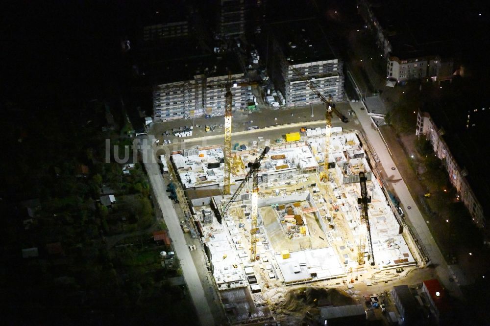 Nachtluftbild Berlin - Nachtluftbild Baustelle zum Neubau einer Mehrfamilienhaus-Wohnanlage Maximilians Quartier im Ortsteil Schmargendorf in Berlin, Deutschland