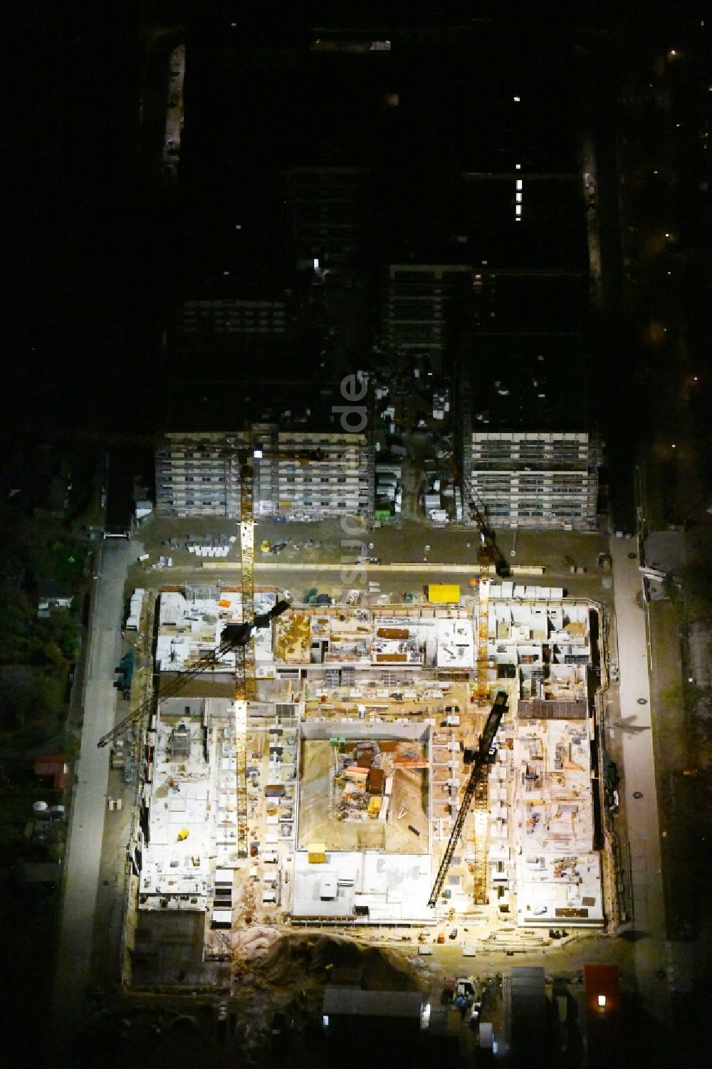 Berlin bei Nacht von oben - Nachtluftbild Baustelle zum Neubau einer Mehrfamilienhaus-Wohnanlage Maximilians Quartier im Ortsteil Schmargendorf in Berlin, Deutschland