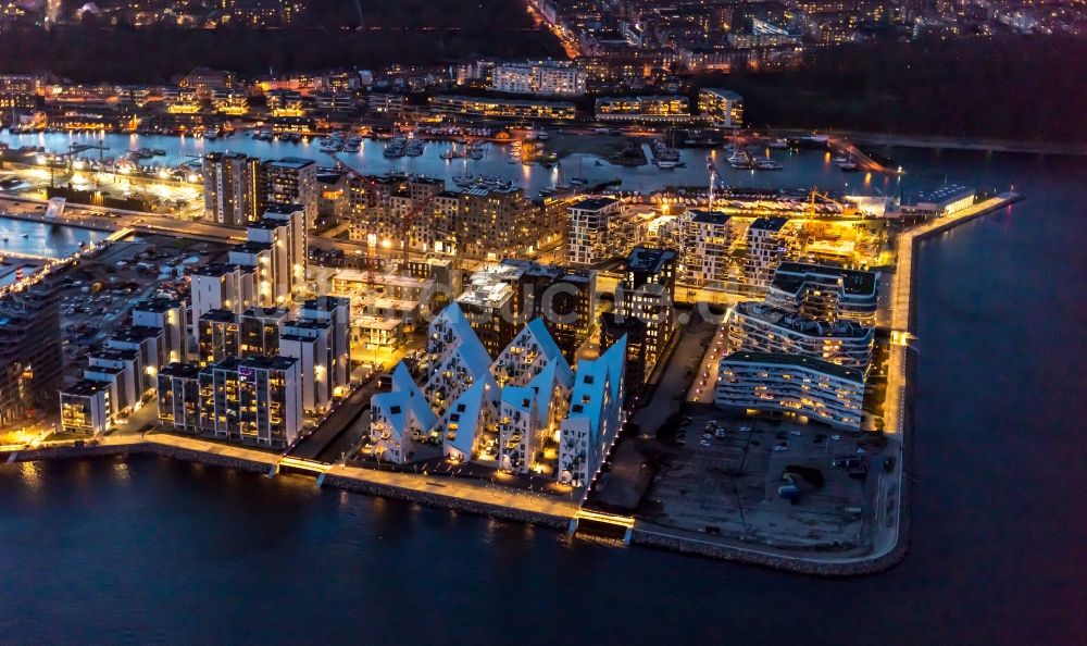 Aarhus bei Nacht aus der Vogelperspektive: Nachtluftbild Baustelle zum Neubau einer Mehrfamilienhaus-Wohnanlage im Ortsteil Midtbyen in Aarhus in Region Midtjylland, Dänemark