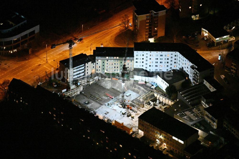 Hamburg bei Nacht aus der Vogelperspektive: Nachtluftbild Baustelle zum Neubau einer Mehrfamilienhaus-Wohnhauses des Projekts Blücherhöfe an der Blücherstraße im Ortsteil Altona-Altstadt in Hamburg, Deutschland