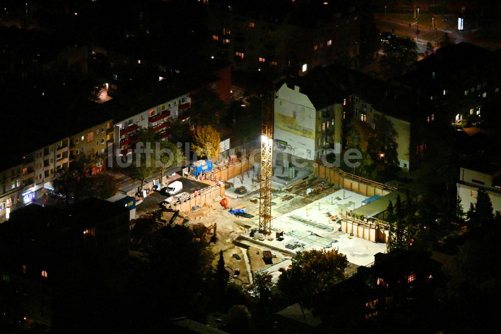 Berlin bei Nacht aus der Vogelperspektive: Nachtluftbild Baustelle zum Neubau eines Stadthauses Karllotta im Ortsteil Steglitz in Berlin, Deutschland