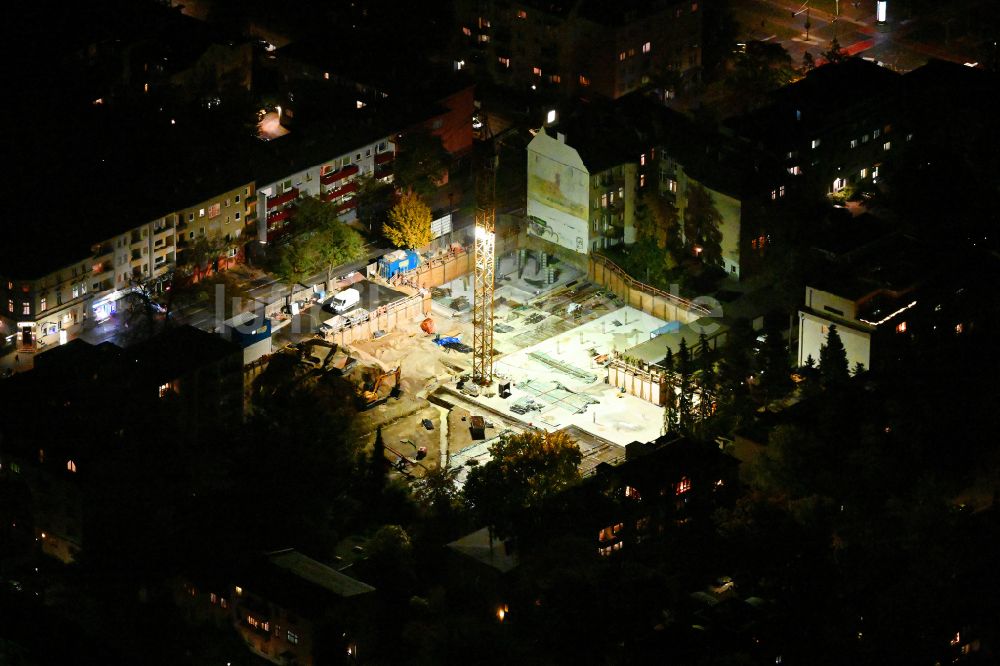 Nachtluftbild Berlin - Nachtluftbild Baustelle zum Neubau eines Stadthauses Karllotta im Ortsteil Steglitz in Berlin, Deutschland