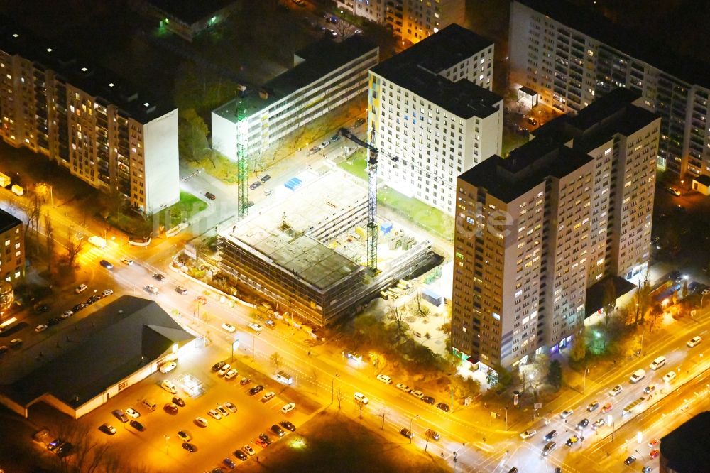 Nacht-Luftaufnahme Berlin - Nachtluftbild Baustelle zum Neubau eines Studenten- Wohnheim - Gebäude an der Storkower Straße Ecke Alfred-Jung-Straße im Ortsteil Lichtenberg in Berlin, Deutschland