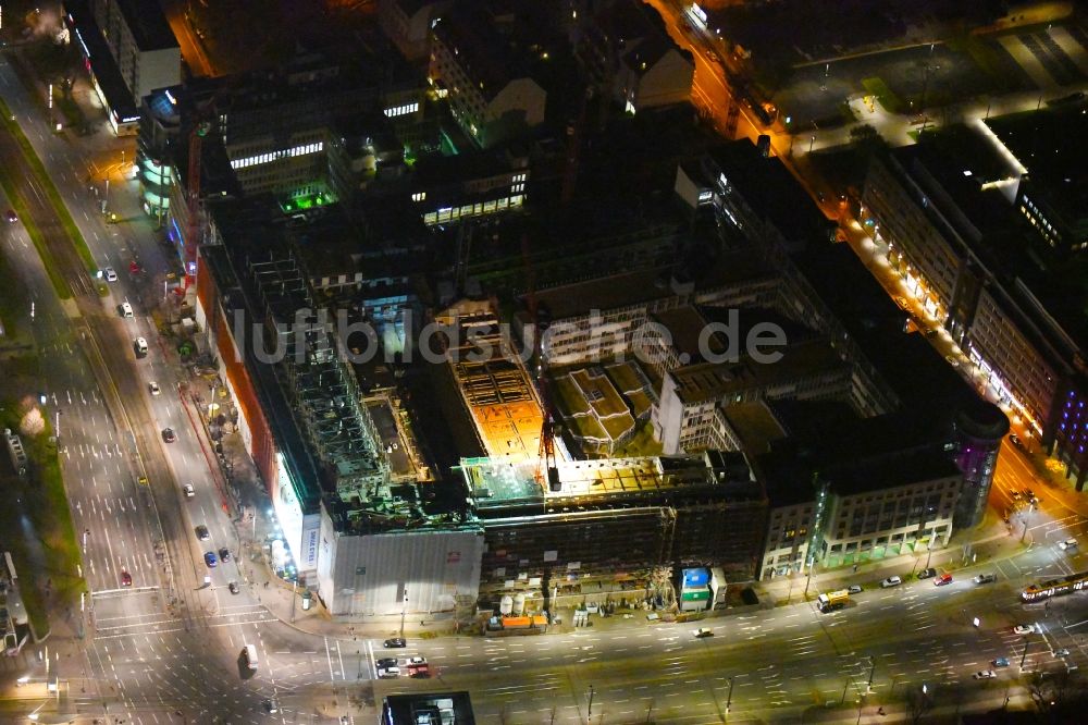 Leipzig bei Nacht von oben - Nachtluftbild Baustelle zum Umbau und Ausbau des denkmalgeschützten Altbau- Gebäudes der Firma REINBAU GmbH in Leipzig im Bundesland Sachsen