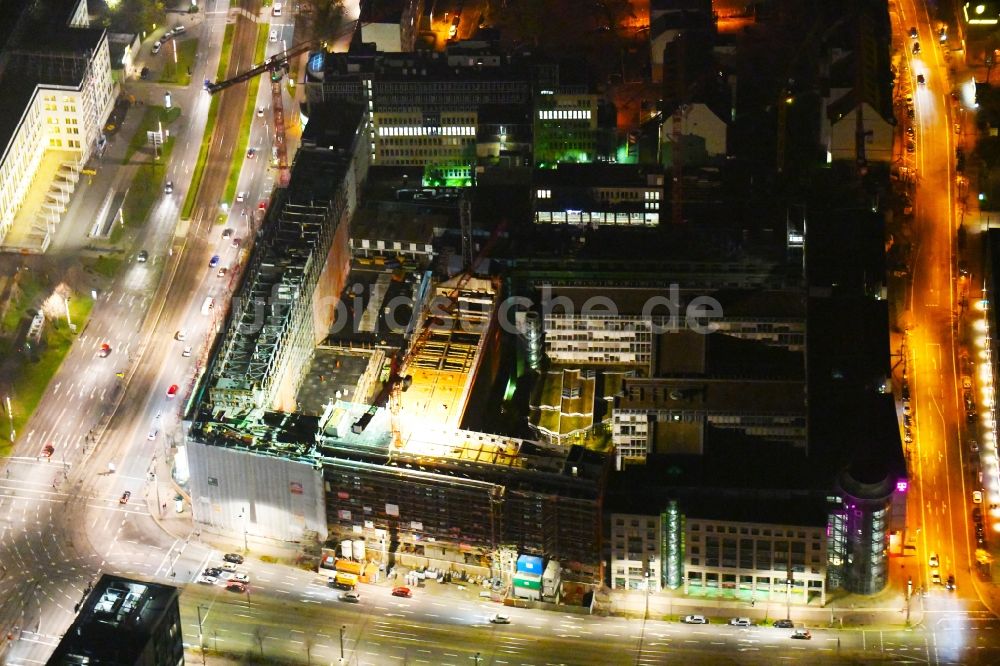 Leipzig bei Nacht aus der Vogelperspektive: Nachtluftbild Baustelle zum Umbau und Ausbau des denkmalgeschützten Altbau- Gebäudes der Firma REINBAU GmbH in Leipzig im Bundesland Sachsen