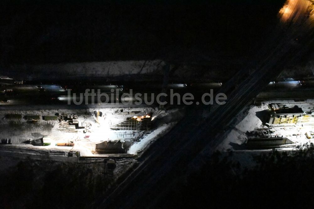 Nachtluftbild Michendorf - Nachtluftbild Baustelle zur Sanierung des Bahn- Brückenbauwerk in Michendorf im Bundesland Brandenburg