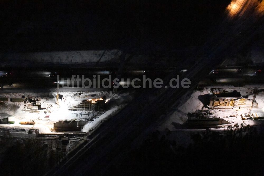 Nacht-Luftaufnahme Michendorf - Nachtluftbild Baustelle zur Sanierung des Bahn- Brückenbauwerk in Michendorf im Bundesland Brandenburg