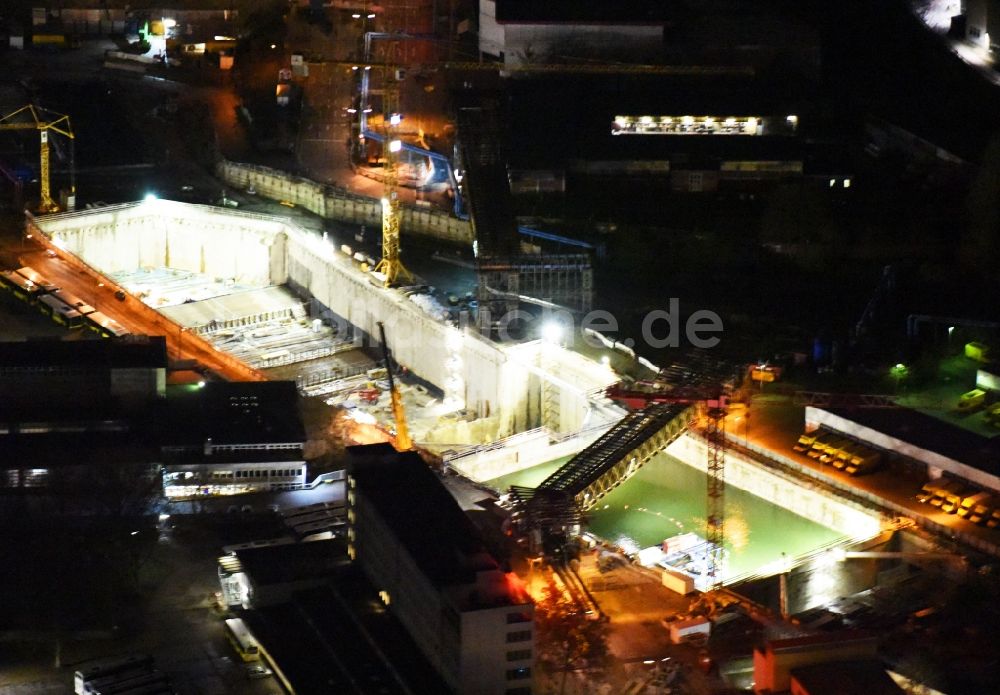 Nacht-Luftaufnahme Berlin - Nachtluftbild Baustellen zum Neubau der Verlängerung der Stadtautobahn A100 in Berlin Neukölln