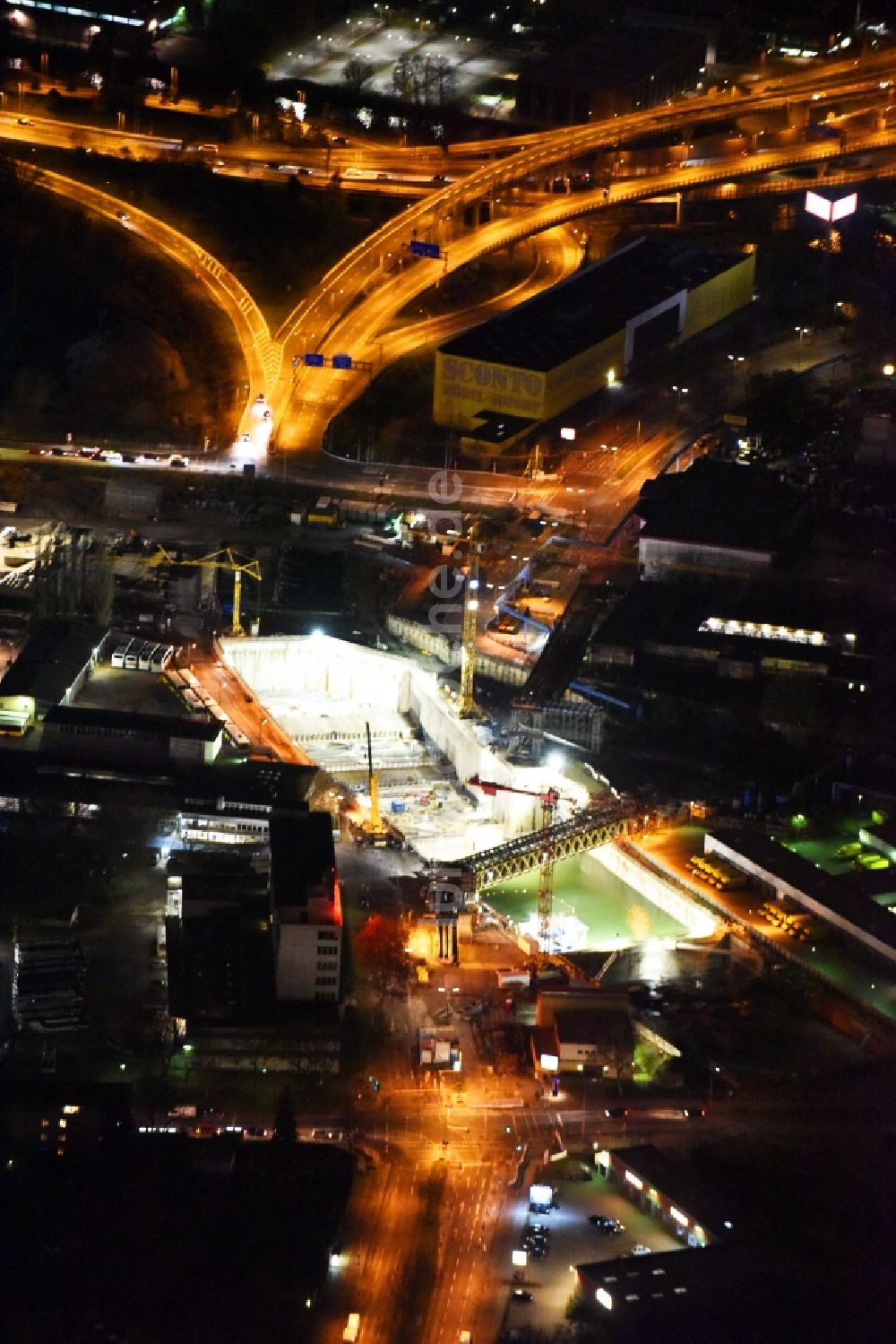 Berlin bei Nacht von oben - Nachtluftbild Baustellen zum Neubau der Verlängerung der Stadtautobahn A100 in Berlin Neukölln