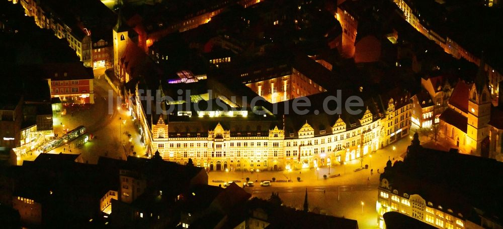 Erfurt bei Nacht aus der Vogelperspektive: Nachtluftbild beleuchteter Fassaden der Einkaufsstraße Anger im Zentrum in Erfurt im Bundesland Thüringen, Deutschland