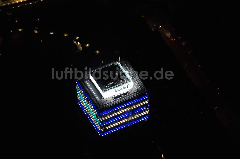 Berlin bei Nacht aus der Vogelperspektive: Berlin bei Nacht / Night shot Oberbaum City