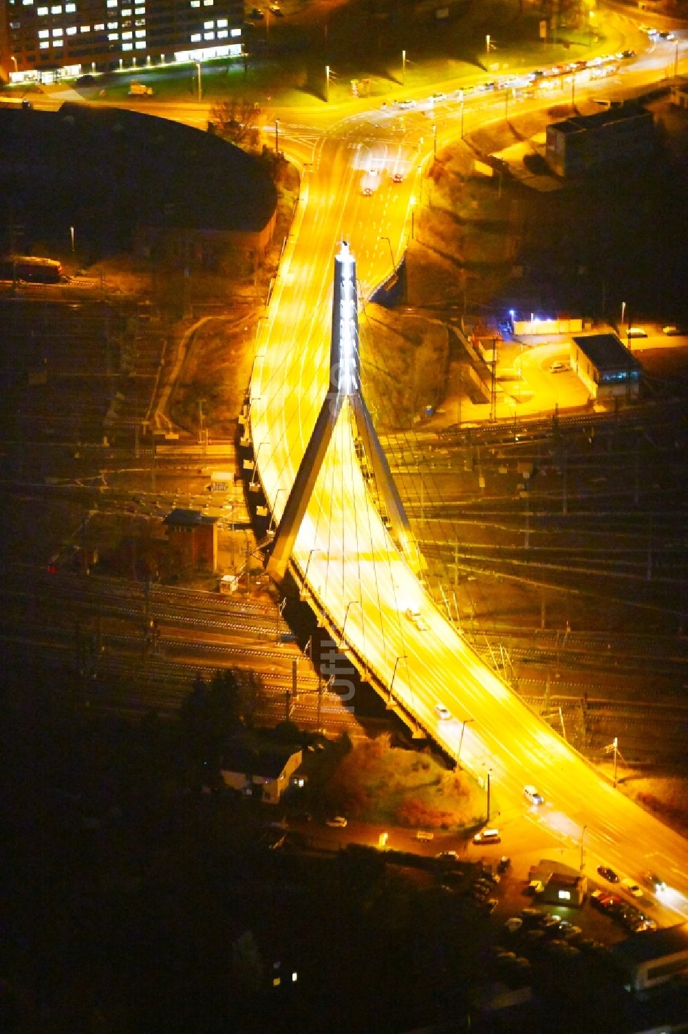 Nacht-Luftaufnahme Halle (Saale) - Nachtluftbild Berliner Brücke in Halle (Saale) im Bundesland Sachsen-Anhalt