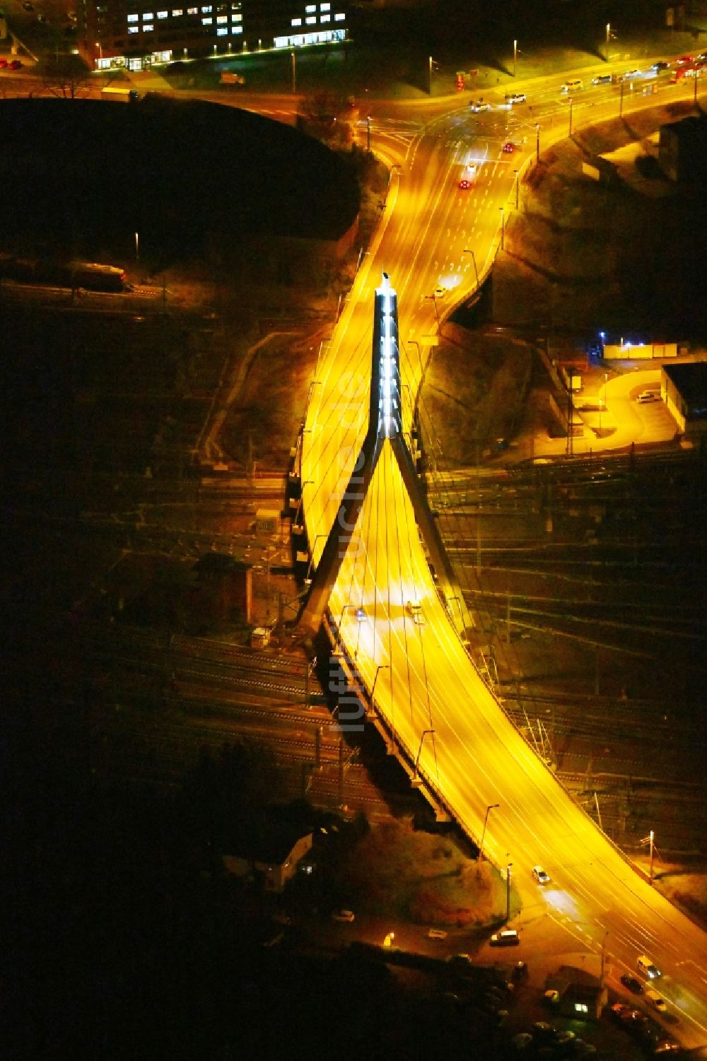 Halle (Saale) bei Nacht von oben - Nachtluftbild Berliner Brücke in Halle (Saale) im Bundesland Sachsen-Anhalt