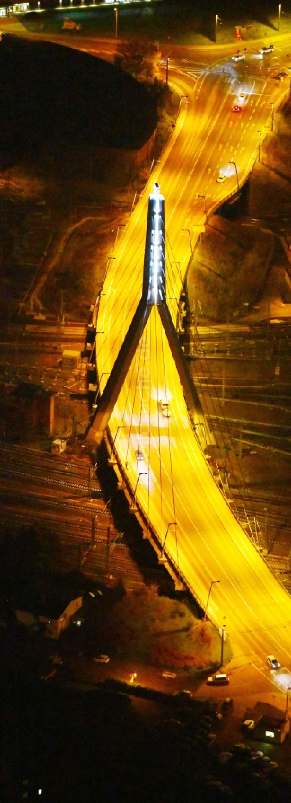 Halle (Saale) bei Nacht aus der Vogelperspektive: Nachtluftbild Berliner Brücke in Halle (Saale) im Bundesland Sachsen-Anhalt