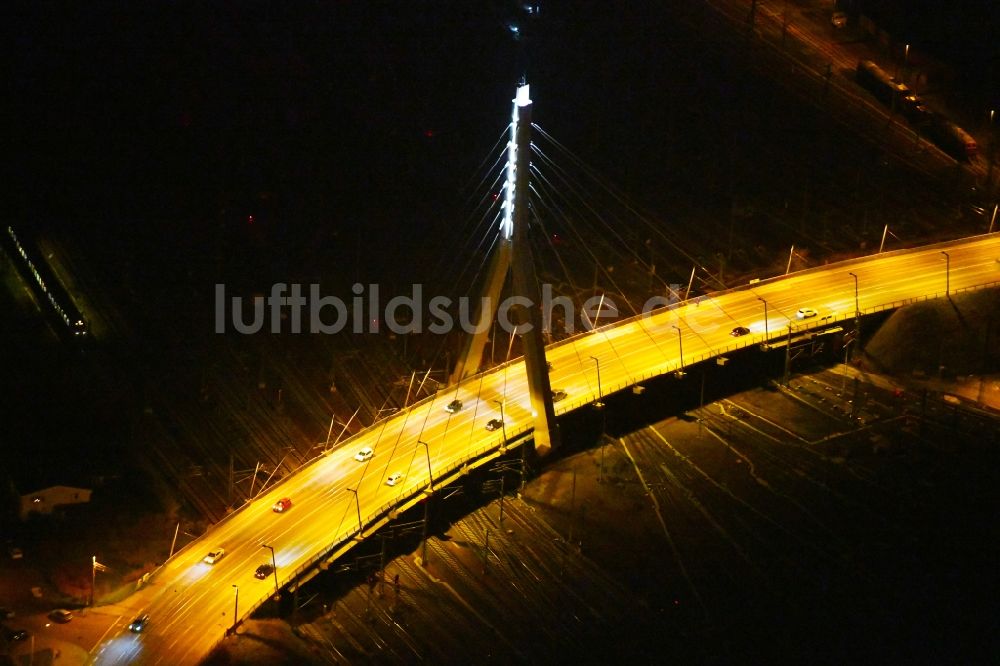 Halle (Saale) bei Nacht von oben - Nachtluftbild Berliner Brücke in Halle (Saale) im Bundesland Sachsen-Anhalt