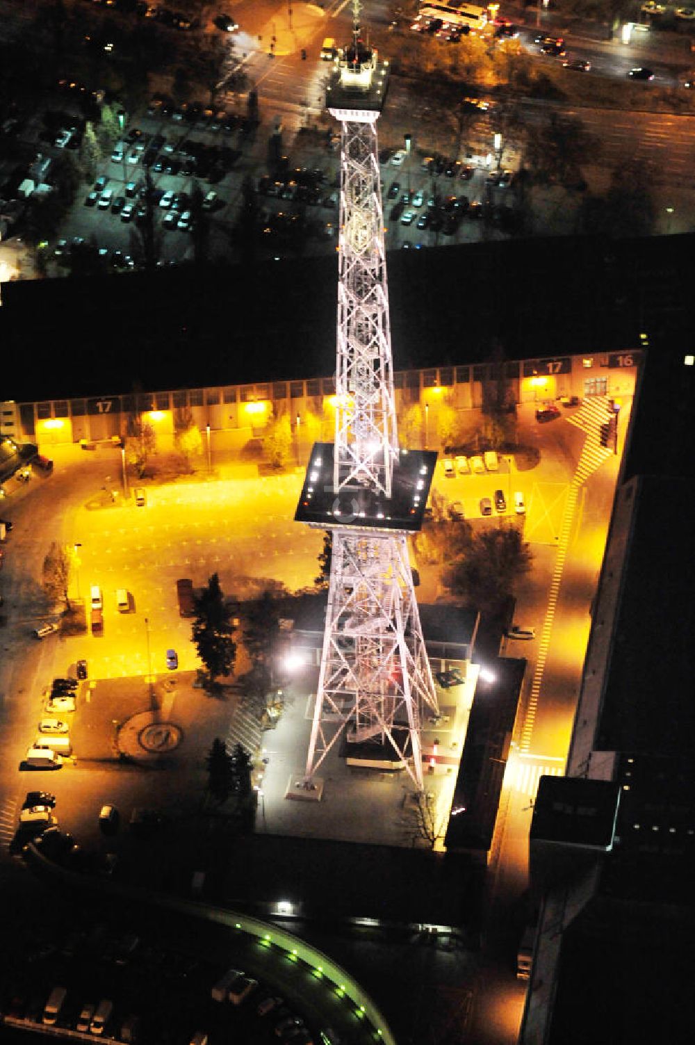 Nacht-Luftaufnahme Berlin - Berliner Funkturm in Berlin-Charlottenburg bei Nacht / at Night