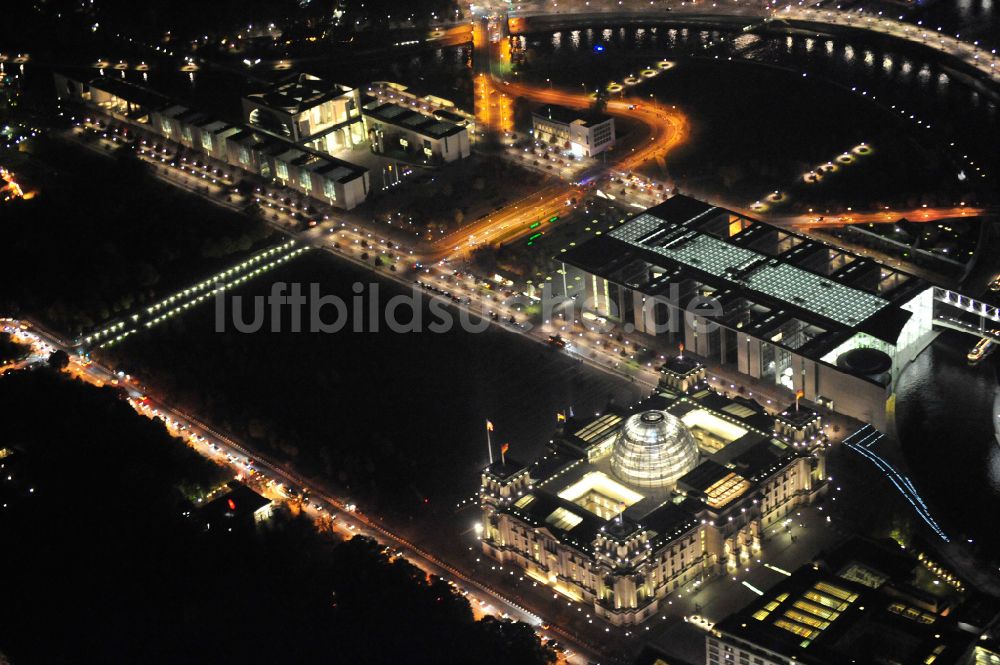 Nacht-Luftaufnahme Berlin - Nachtluftbild Berliner Reichstag und das Paul-Löbe-Haus am Spreebogen in Berlin - Mitte