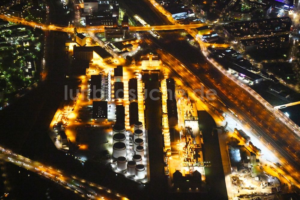 Nacht-Luftaufnahme Berlin - Nachtluftbild Berliner Westhafen ist ein Binnenhafen im Ortsteil Moabit in Berlin