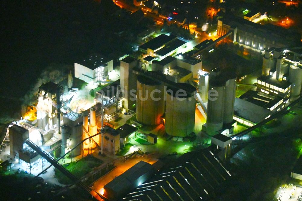 Sehnde bei Nacht von oben - Nachtluftbild Beton- und Baustoffmischwerk im Ortsteil Höver in Sehnde im Bundesland Niedersachsen, Deutschland