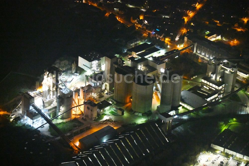 Sehnde bei Nacht aus der Vogelperspektive: Nachtluftbild Beton- und Baustoffmischwerk im Ortsteil Höver in Sehnde im Bundesland Niedersachsen, Deutschland