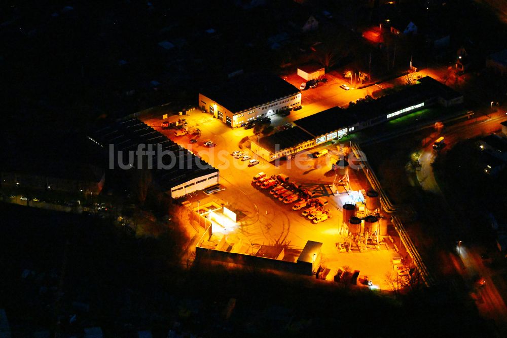 Berlin bei Nacht von oben - Nachtluftbild Betriebshof der BSR Berliner Stadtreinigung im Ortsteil Hohenschönhausen in Berlin, Deutschland