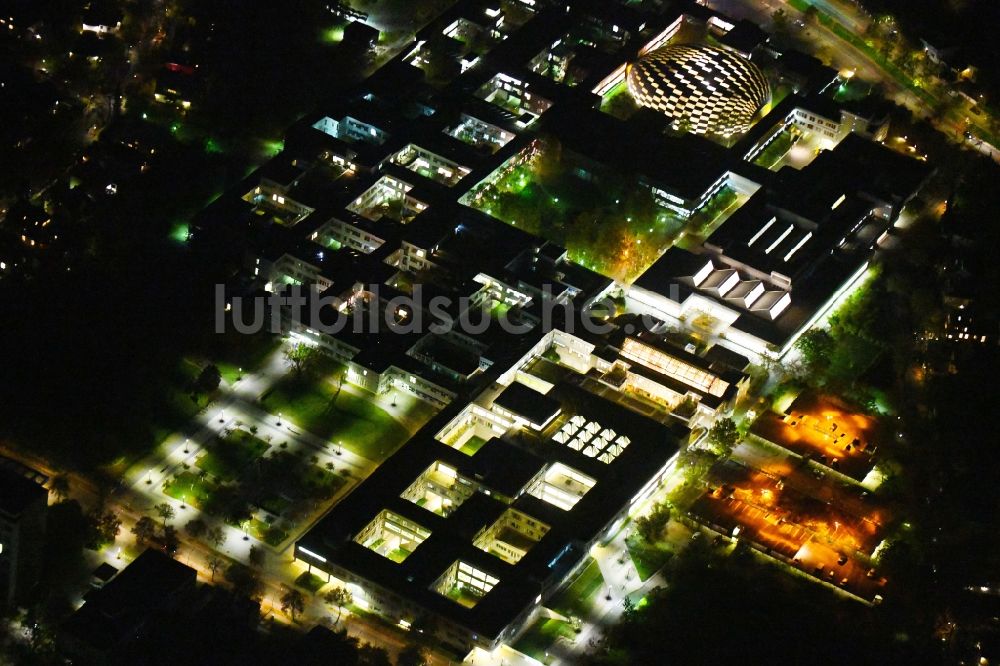 Nachtluftbild Berlin - Nachtluftbild Bibliotheks- Gebäude der Campusbibliothek an der Fabeckstraße im Ortsteil Dahlem in Berlin, Deutschland