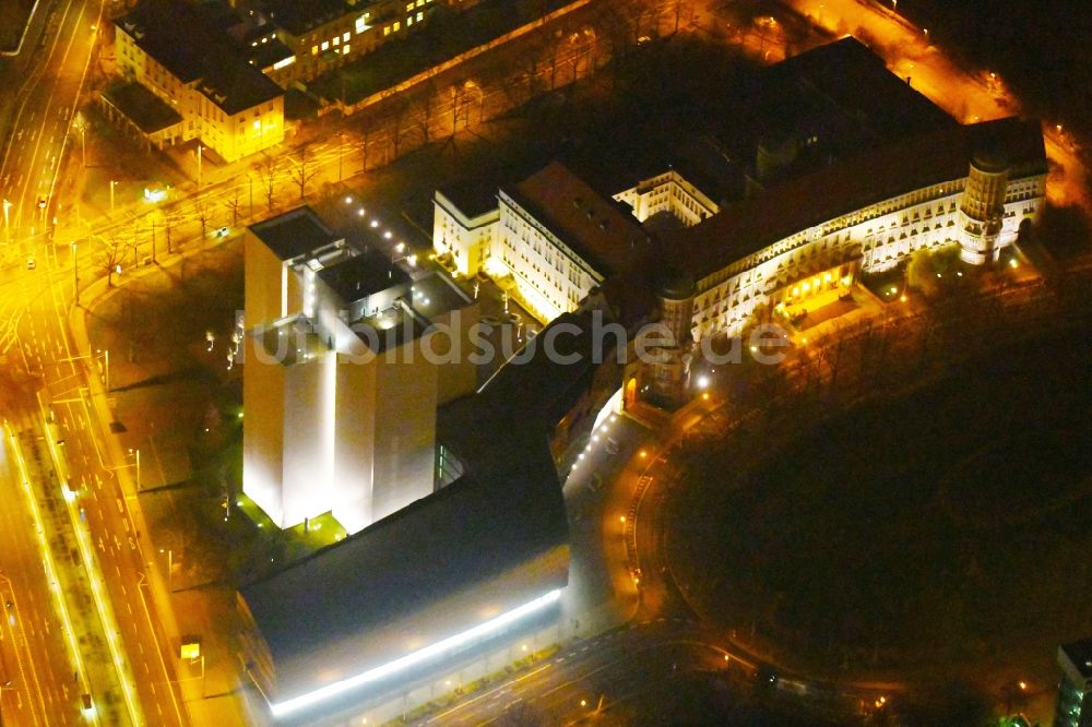 Nacht-Luftaufnahme Leipzig - Nachtluftbild Bibliotheks- Gebäude der Deutsche Nationalbibliothek Deutsches Buch- und Schriftmuseum Deutsche Nationalbibliothek am Ensemble Deutscher Platz im Ortsteil Zentrum-Südost in Leipzig im Bundesland Sachsen