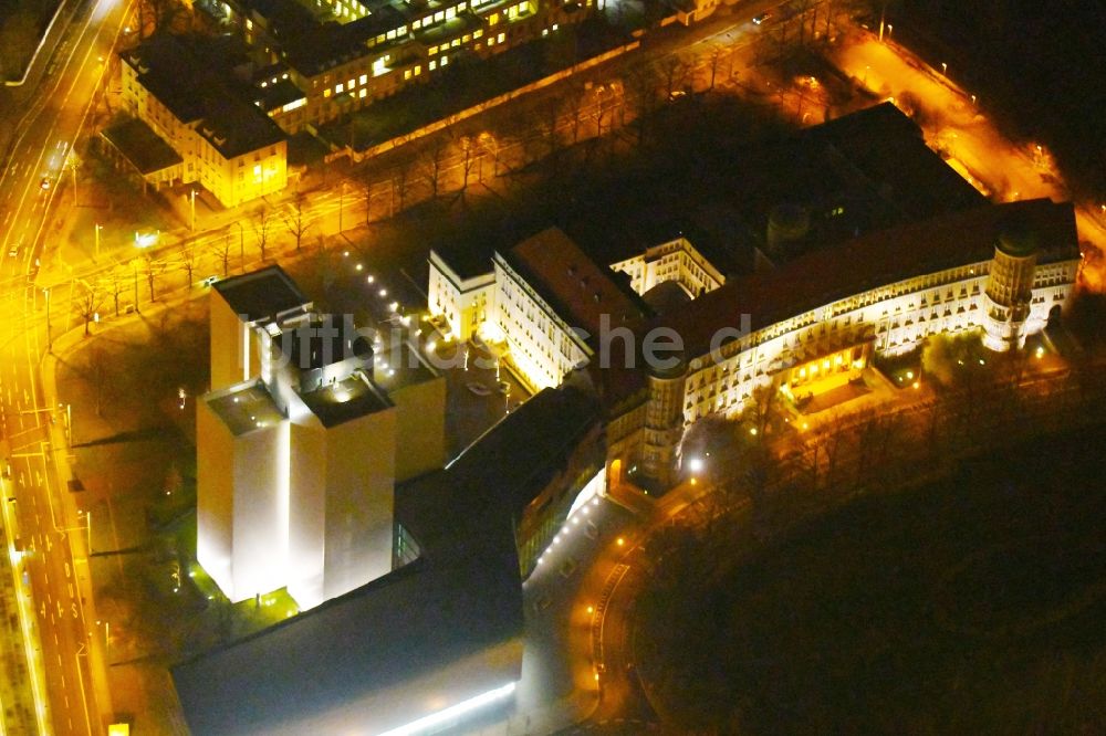 Leipzig bei Nacht von oben - Nachtluftbild Bibliotheks- Gebäude der Deutsche Nationalbibliothek Deutsches Buch- und Schriftmuseum Deutsche Nationalbibliothek am Ensemble Deutscher Platz im Ortsteil Zentrum-Südost in Leipzig im Bundesland Sachsen