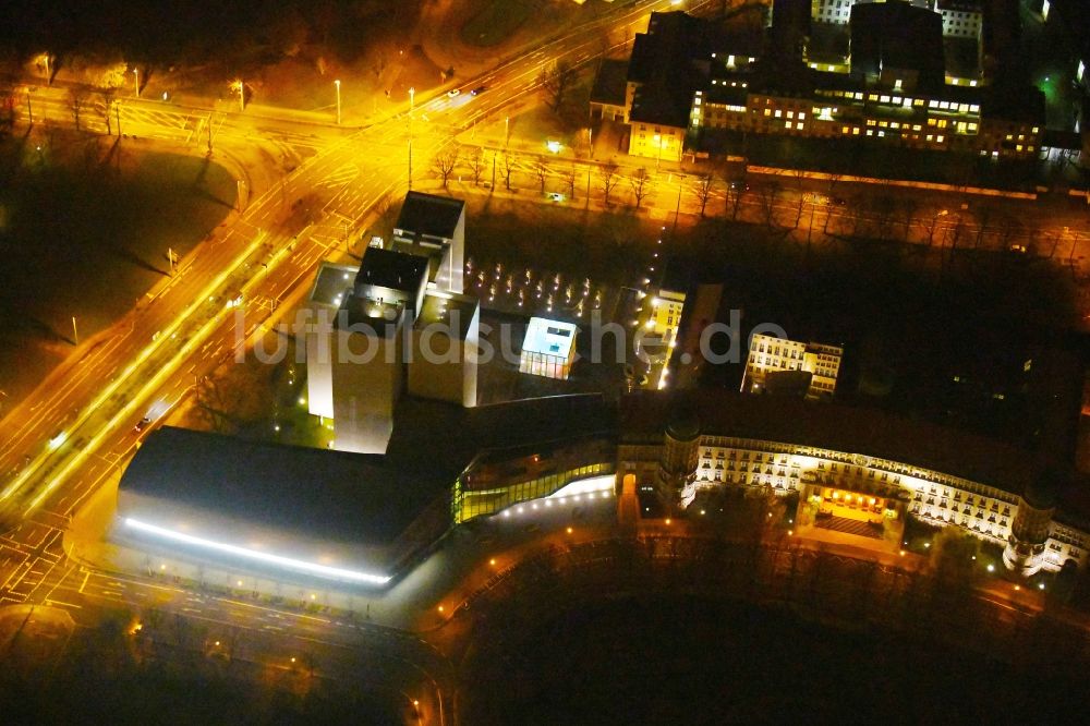 Leipzig bei Nacht aus der Vogelperspektive: Nachtluftbild Bibliotheks- Gebäude der Deutsche Nationalbibliothek Deutsches Buch- und Schriftmuseum Deutsche Nationalbibliothek am Ensemble Deutscher Platz im Ortsteil Zentrum-Südost in Leipzig im Bundesland Sachsen