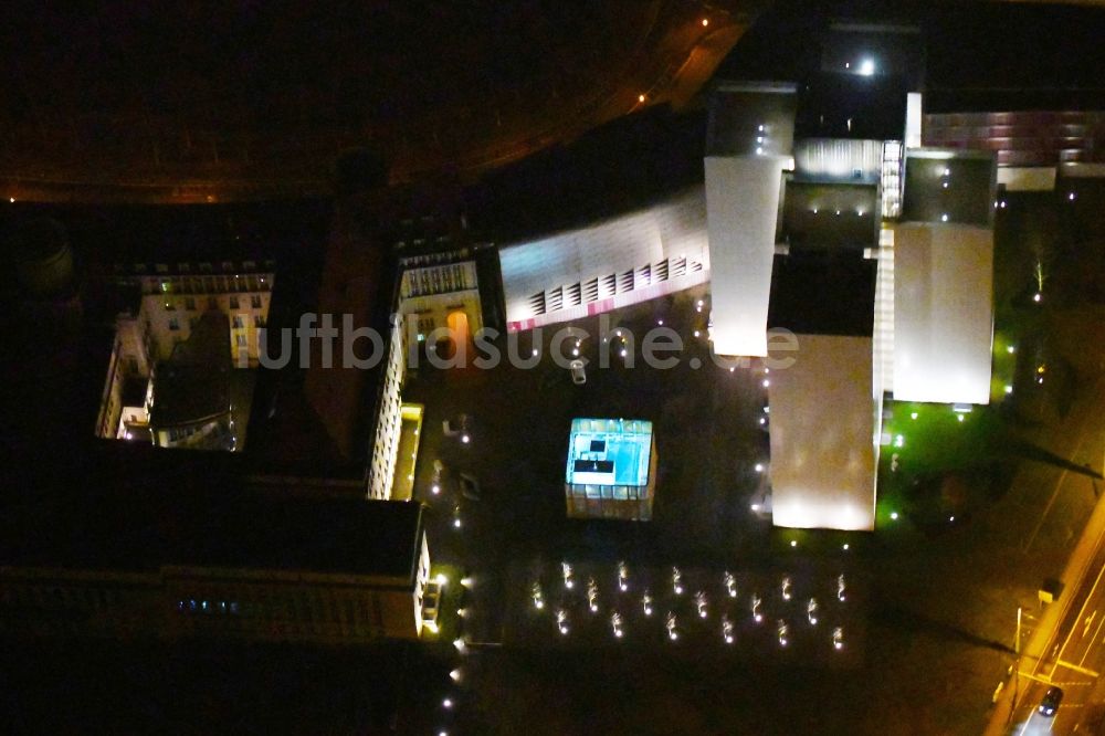 Leipzig bei Nacht aus der Vogelperspektive: Nachtluftbild Bibliotheks- Gebäude der Deutsche Nationalbibliothek Deutsches Buch- und Schriftmuseum Deutsche Nationalbibliothek am Ensemble Deutscher Platz im Ortsteil Zentrum-Südost in Leipzig im Bundesland Sachsen