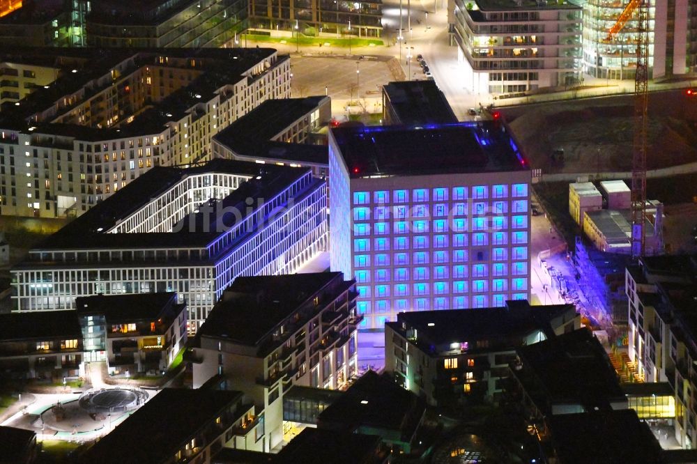 Stuttgart bei Nacht von oben - Nachtluftbild Bibliotheks- Gebäude der Stadtbibliothek Stuttgart am Mailänder Platz im Ortsteil Europaviertel in Stuttgart im Bundesland Baden-Württemberg, Deutschland