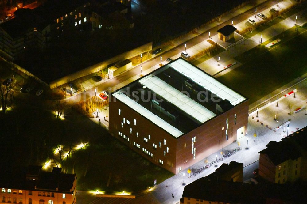 Halle (Saale) bei Nacht aus der Vogelperspektive: Nachtluftbild Bibliotheks- Gebäude der Universitäts- und Landesbibliothek Zweigstelle Steintorcampus in Halle (Saale) im Bundesland Sachsen-Anhalt, Deutschland