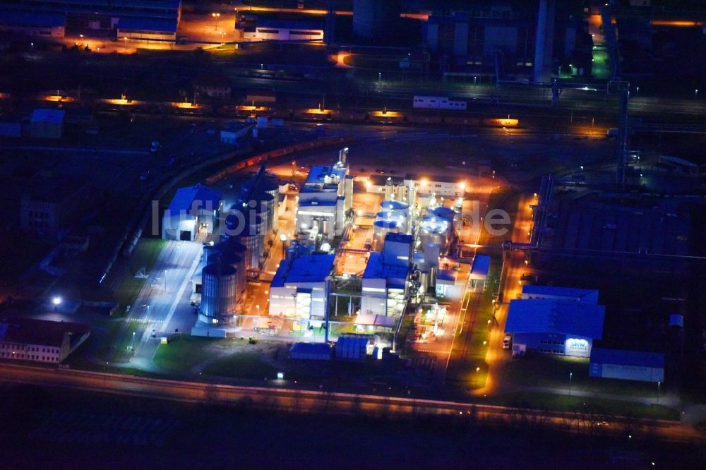 Lutherstadt Wittenberg bei Nacht aus der Vogelperspektive: Nachtluftbild Bio- Diesel Speicher- Tankanlage Louis Dreyfus Commodities Wittenberg GmbH im Ortsteil Piesteritz in Lutherstadt Wittenberg im Bundesland Sachsen-Anhalt