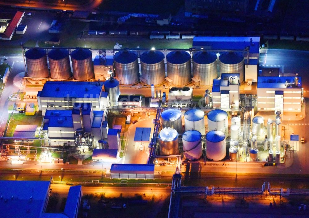 Lutherstadt Wittenberg bei Nacht von oben - Nachtluftbild Bio- Diesel Speicher- Tankanlage Louis Dreyfus Commodities Wittenberg GmbH im Ortsteil Piesteritz in Lutherstadt Wittenberg im Bundesland Sachsen-Anhalt