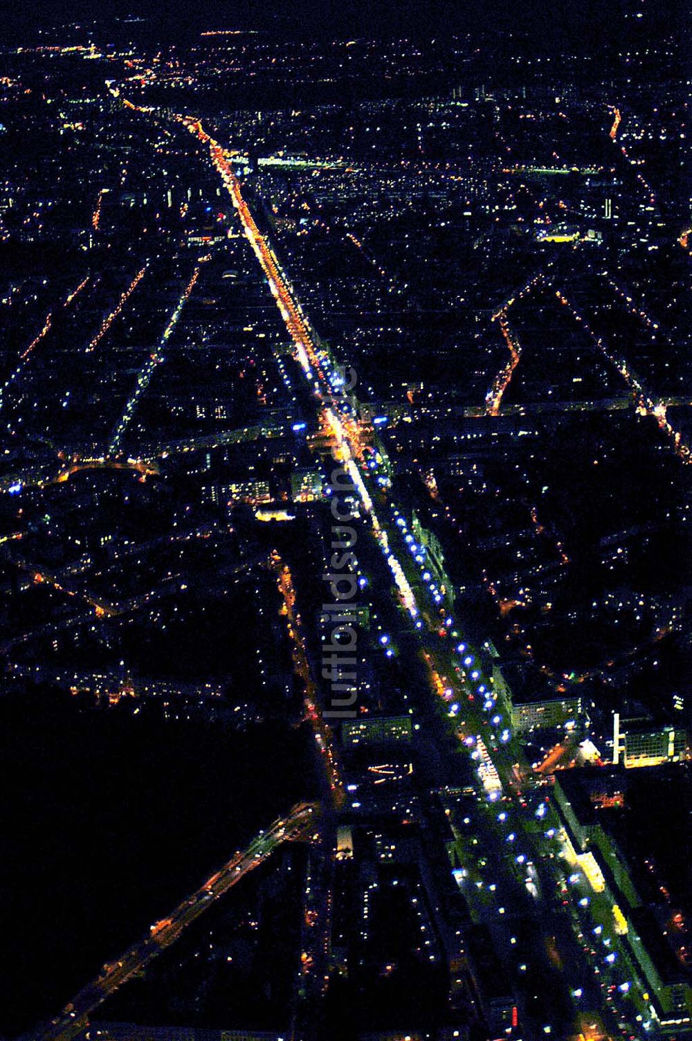 Berlin bei Nacht von oben - Blick auf die Karl-Marx-Allee / Frankfurter Allee Richtung Osten in Berlin-Friedrichshain bei Nacht.