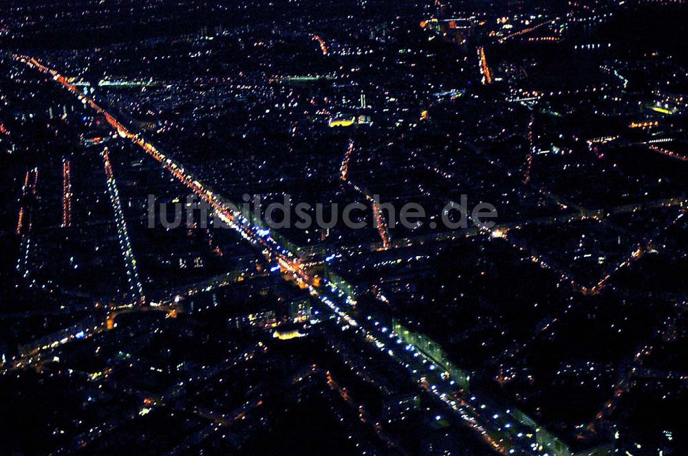 Berlin bei Nacht aus der Vogelperspektive: Blick auf die Karl-Marx-Allee / Frankfurter Allee Richtung Osten in Berlin-Friedrichshain bei Nacht.