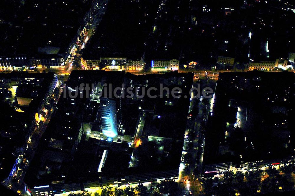 Berlin bei Nacht aus der Vogelperspektive: Blick auf den Kurfürstendamm mit dem Kudamm-Carree in Berlin-Charlottenburg bei Nacht.