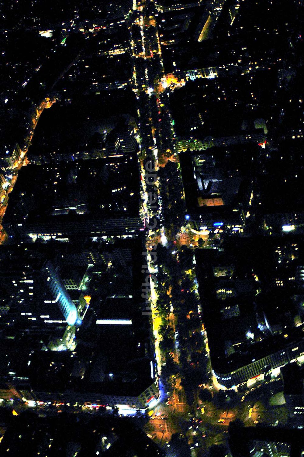 Nachtluftbild Berlin - Blick auf den Kurfürstendamm mit dem Kudamm-Carree in Berlin-Charlottenburg bei Nacht.