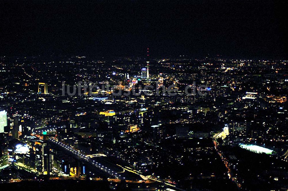 Nacht-Luftaufnahme Berlin - Blick auf den Potsdamer Platz, Anhalter Bahnhof mit dem Tempodrom und dem Stadtzentrum mit Fernsehturm im Hintergrund bei Nacht